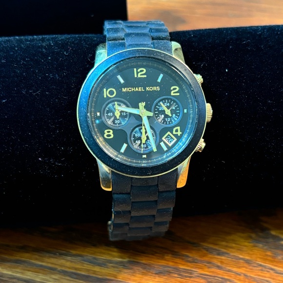 Michael Kors Woman’s Matte Black And Gold Runway Watch # 5191 With Original Box - Picture 9 of 14